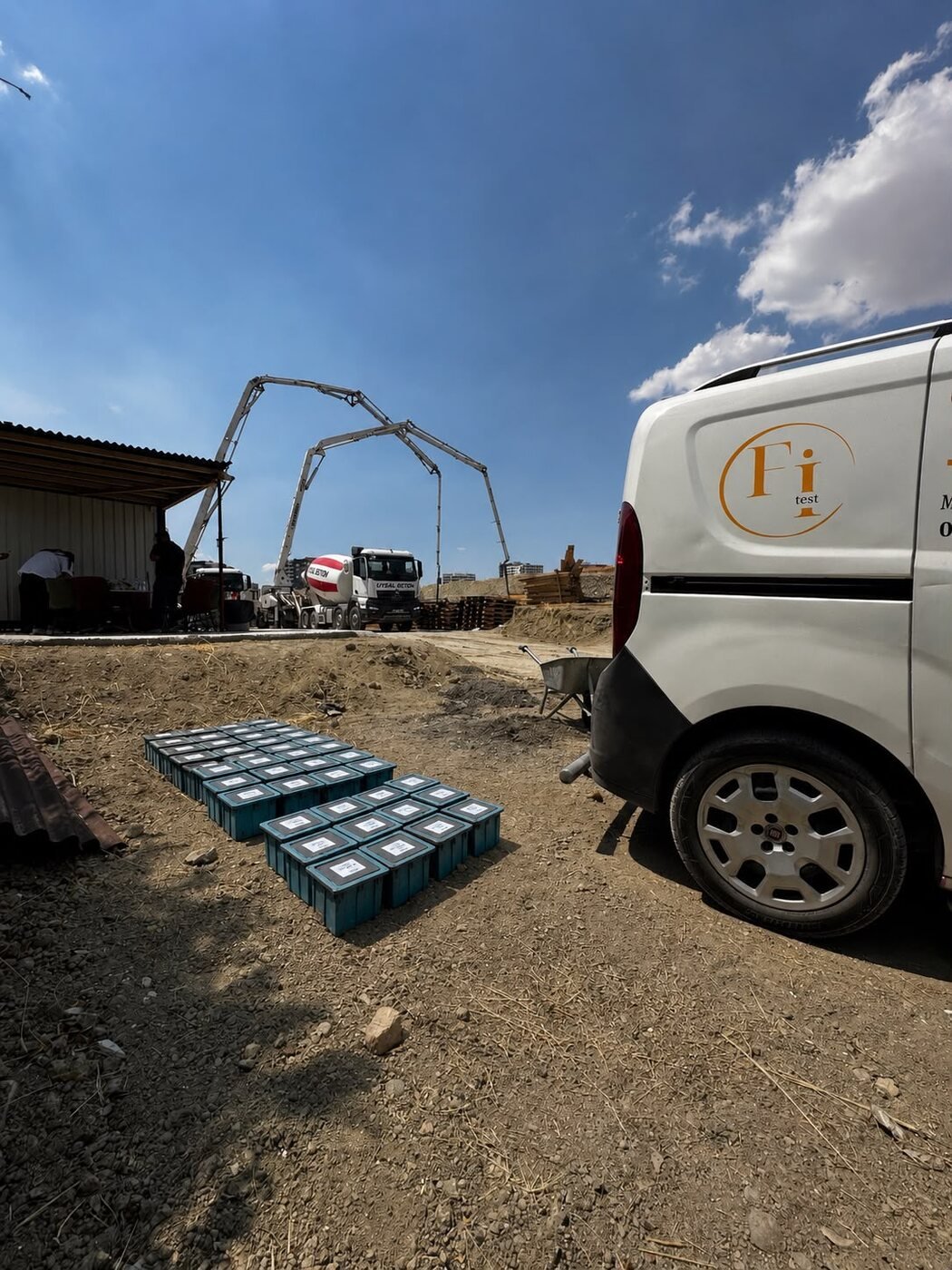 FiTest saha aracı ve şantiyede hazırlanan beton numuneleri