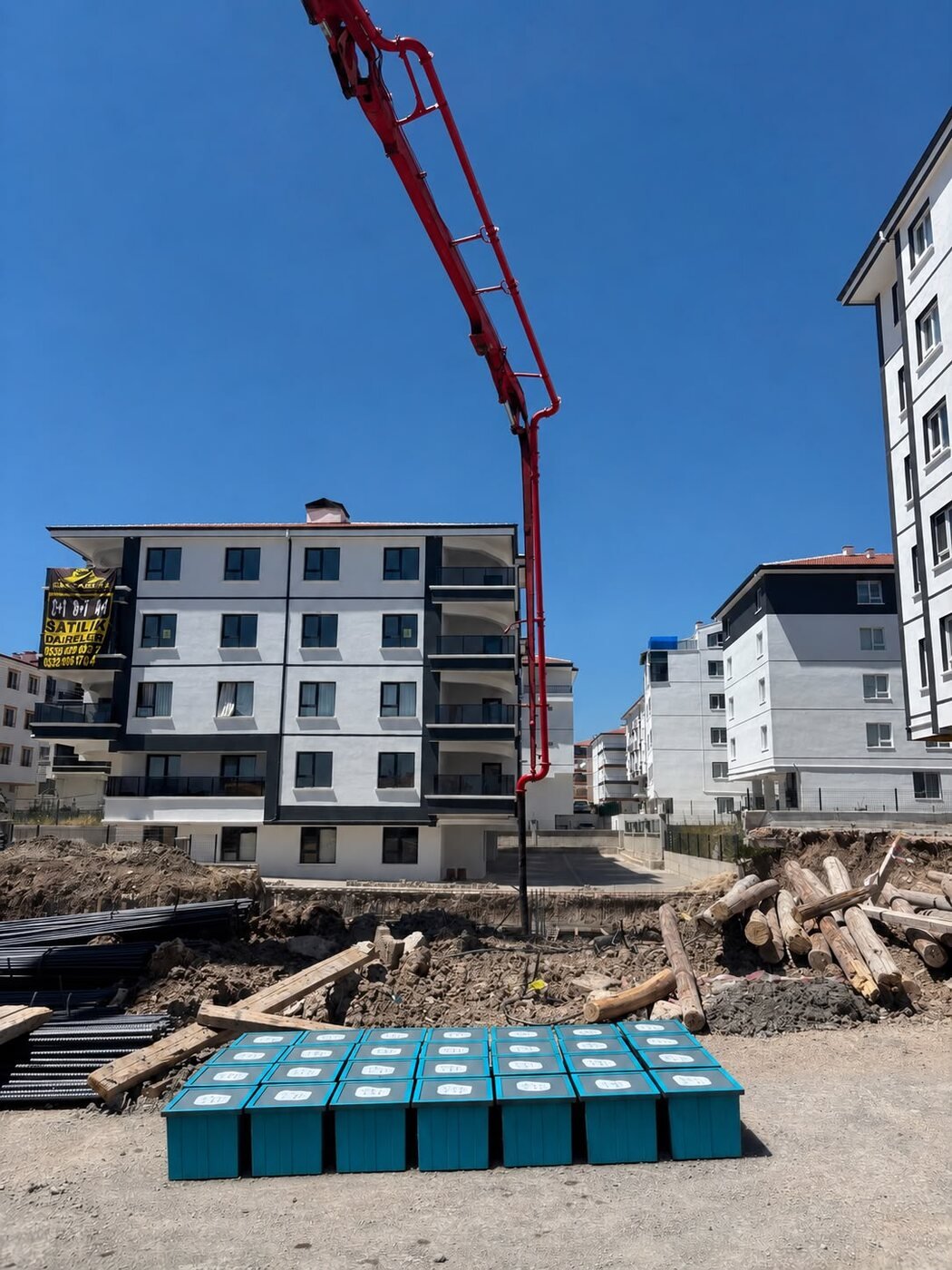 Beton pompası ile döküm sırasında hazırlanan numune kalıpları